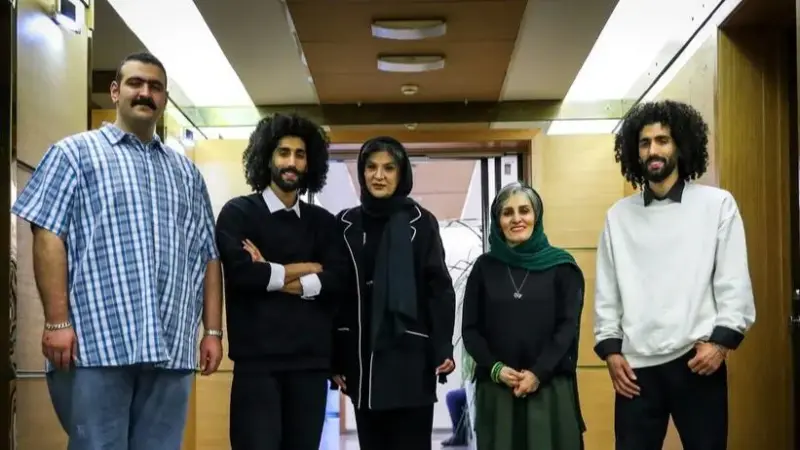 فیلم و عکس/ نگاهی به حضور ریما رامین فر، آتیه جاوید، سنا و سونیا حسینی و… در کنسرت مصطفی و مجتبی بلال حبشی «رحمان رحیم» در حاشیه اکران مردمی سریال پایتخت