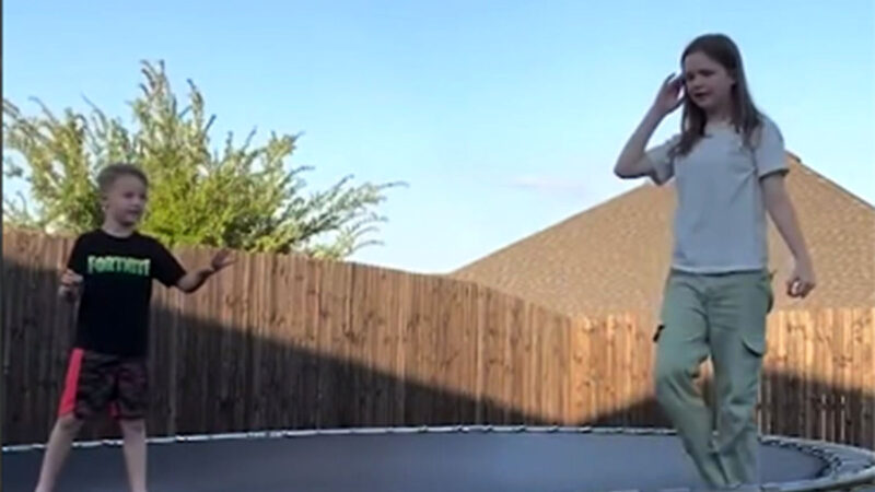 واکنش برق‌آسای خواهر ۱۰ ساله، جان برادر کوچکش را از مرگ نجات داد!