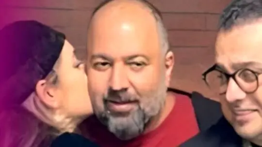 لحظه عاشقانه نرگس محمدی و علی اوجی در پشت صحنه نمایش که همه را شوکه کرد!