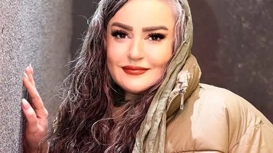 نعیمه نظام‌دوست با استایل پاییزی و موهای سفید در اولین جشنواره نمایش کمدی شبانه غوغا کرد!