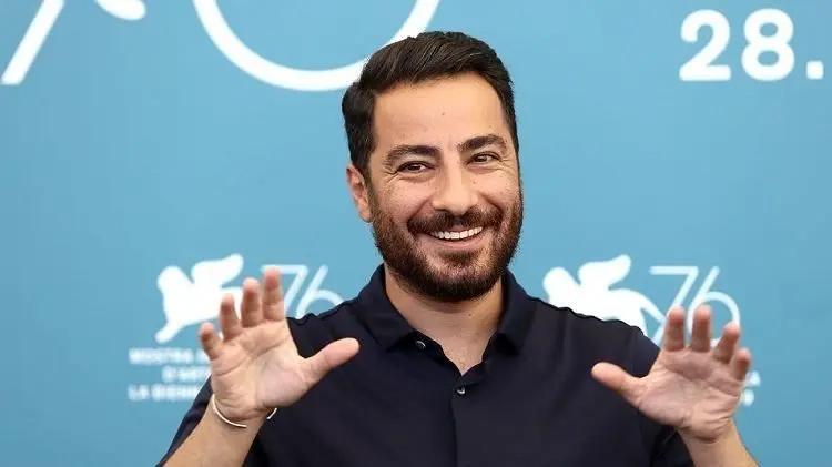 استایل گنگ نوید محمدزاده / سیگار به دست در حیاط دلباز خانه‌اش