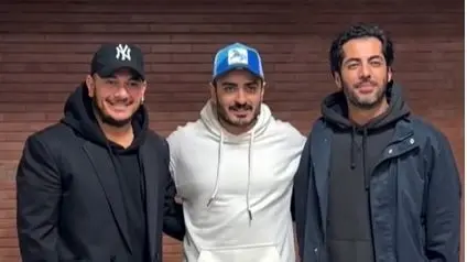 استایل متفاوت نوید پورفرج در کنار پدر و مادرش در نمایش کلکسیونر؛ جذابیتی که همه را شگفت‌زده کرد!