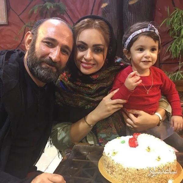 ست لباس شوکه‌کننده هدایت هاشمی و همسرش با کلاه‌گیس فرفری؛ شبیه‌سازی بی‌سابقه از رحمان و رحیم!