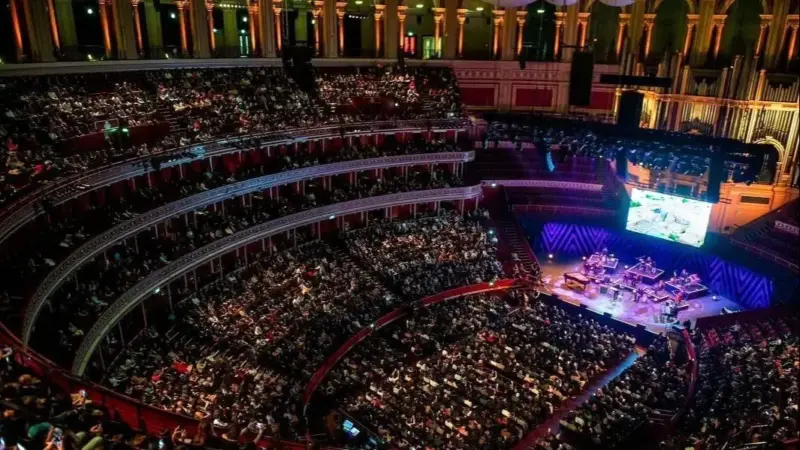 همایون شجریان در سالن پر از جمعیت با اجرای «دیار عاشقیهایم» دل‌ها را به تپش انداخت!