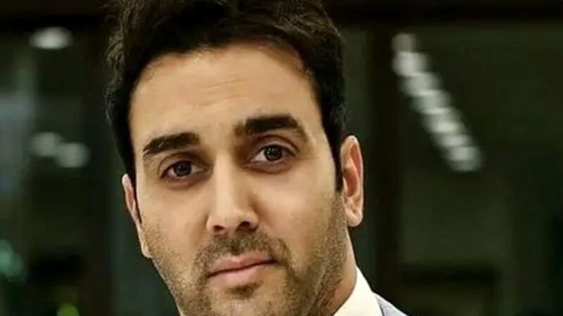 لحظه‌ای ناب از پوریا پورسرخ در شب یلدا؛ آوازخوانی پرانرژی برای مادر و همسرش