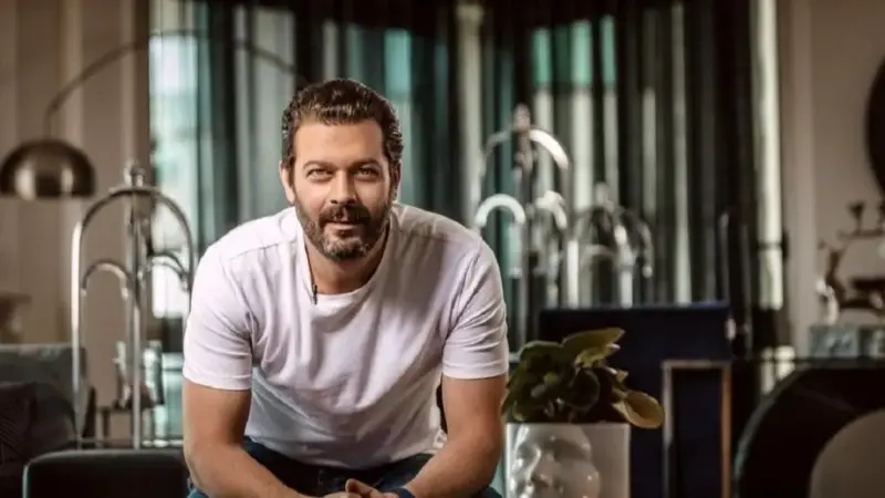 نگاهی متفاوت به دکوراسیون خانه پژمان بازغی؛ از گلیم‌های دیواری تا لوسترهای کریستالی قدیمی