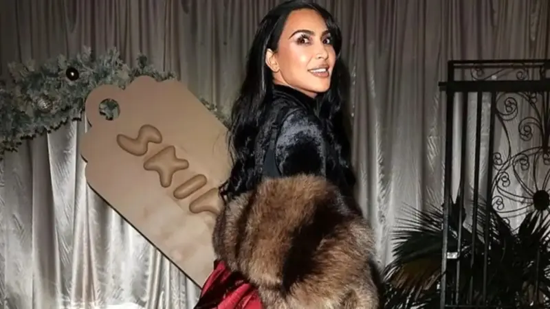 کیم کارداشیان با حجاب عربی و روبنده در خیابان‌های دبی غوغا به پا کرد!