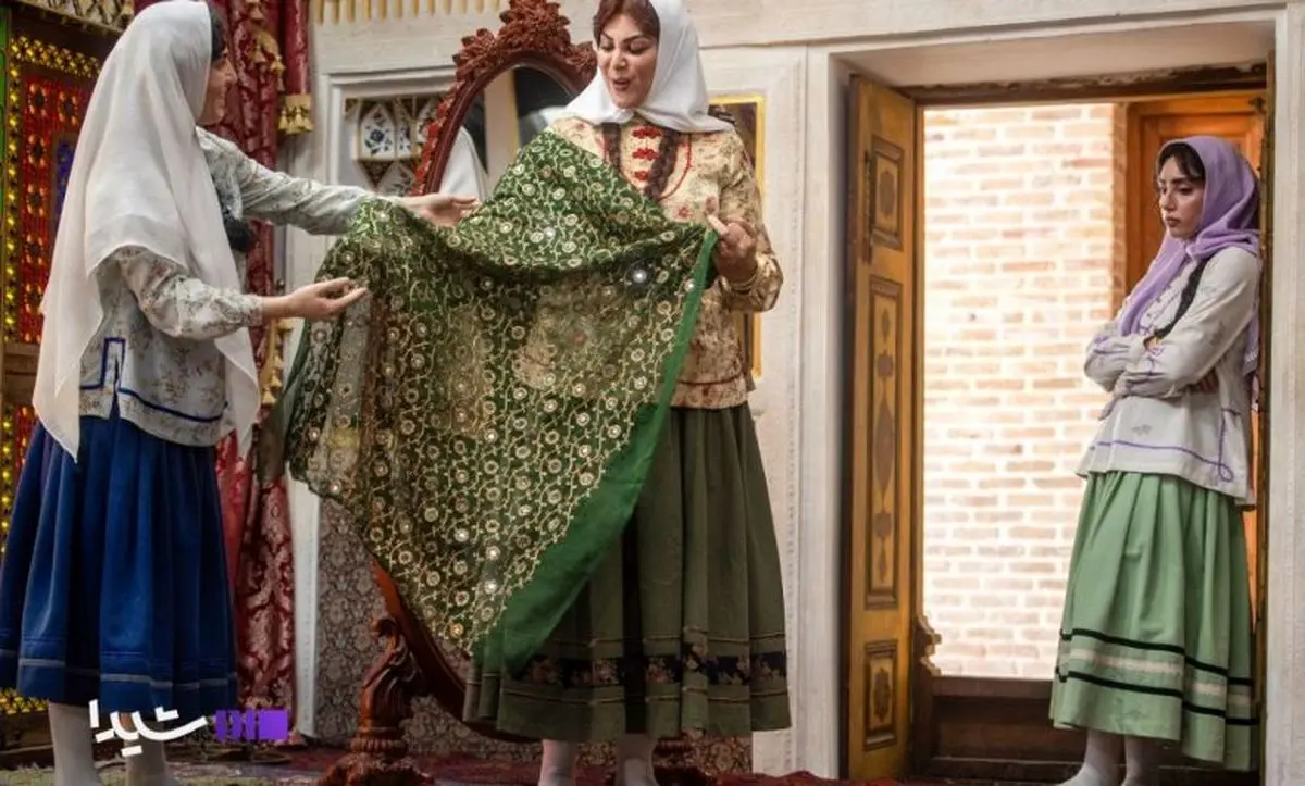 تصویری جالب از تیپ متفاوت گلاره عباسی و لاله اسکندری در پشت صحنه «بامداد خمار»