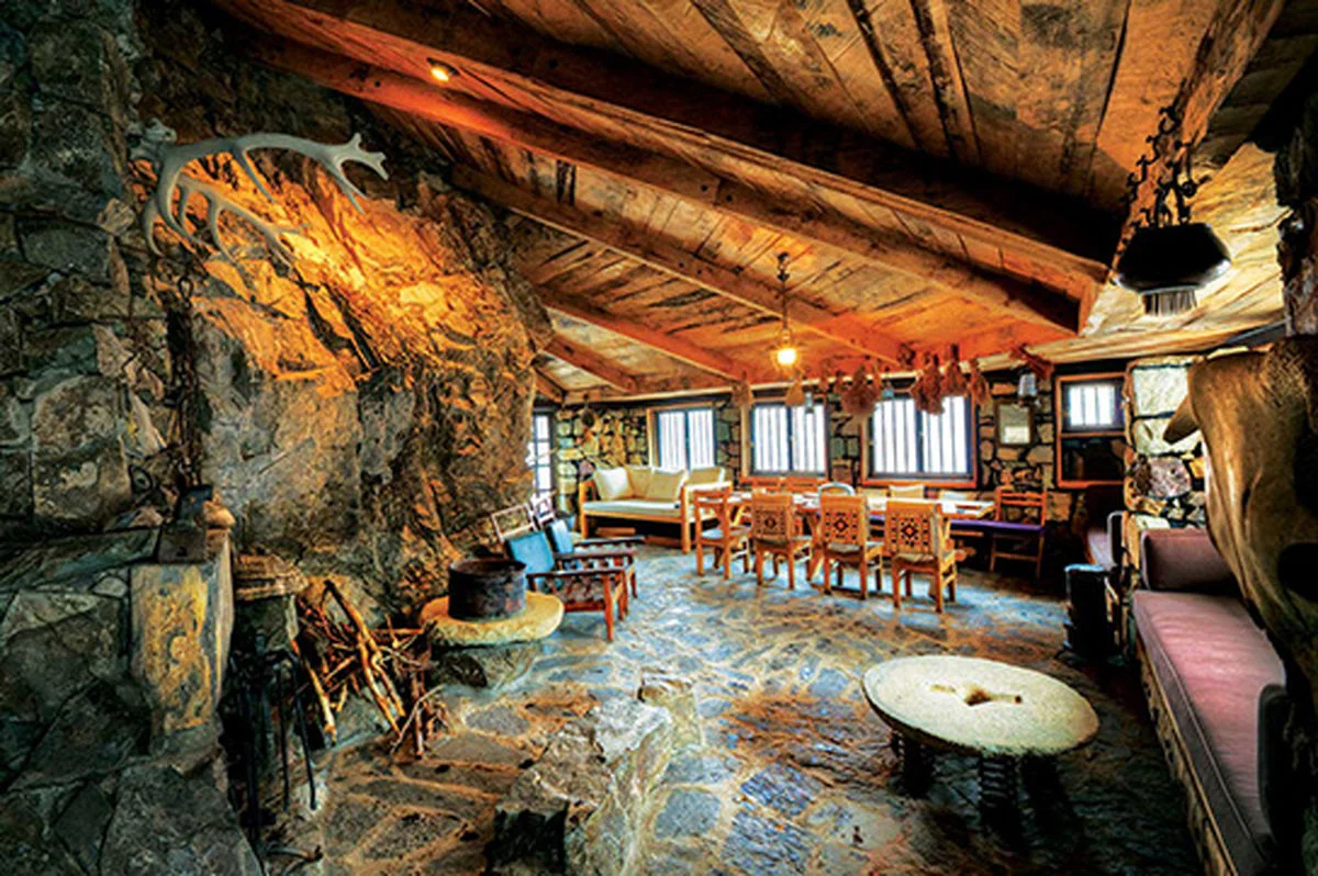 کلبه معجزه‌آسای هوشنگ سیحون که روی کوه نفس می‌کشد!