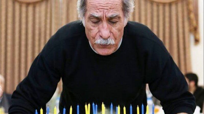 رپ‌خوانی شوکه‌کننده بازیگر ۷۸ ساله در برنامه زنده؛ وقتی سیاوش طهمورث رپ خواند!