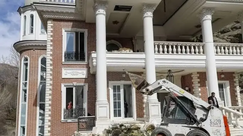 واکنش رسمی به شایعه تخریب ویلای جنجالی در کرج؛ علی انصاری کاملاً بی‌ارتباط است!