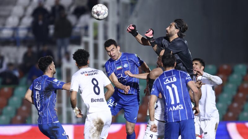 استقلال 1-1 ملوان؛ توقف آبی‌ها در شب جنجالی داوری