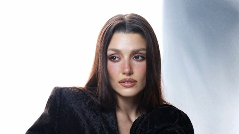 هانده ارچل با استایل اناری یلدایی، جذابیت را به اوج رساند!