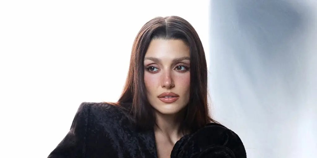 هانده ارچل با استایل اناری یلدایی، جذابیت را به اوج رساند!