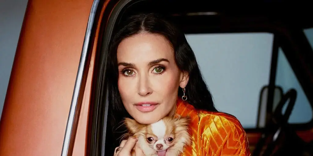 دمی مور در برف؛ ستاره هالیوود با استایلی ساده و متفاوت که همه را شگفت‌زده کرد!