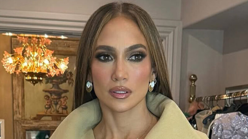 جنیفر لوپز با استایل جدیدش ثابت کرد که در کمال سادگی هم می‌توان جذاب بود!