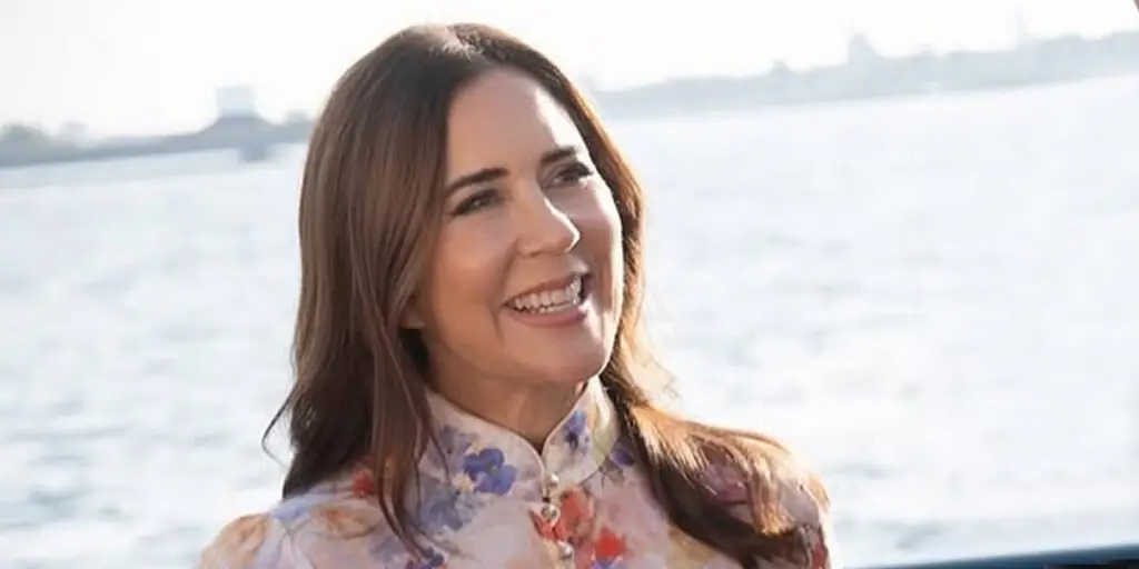 راز جذابیت همیشگی ملکه دانمارک در ترکیب بلوز و دامن لو رفت!