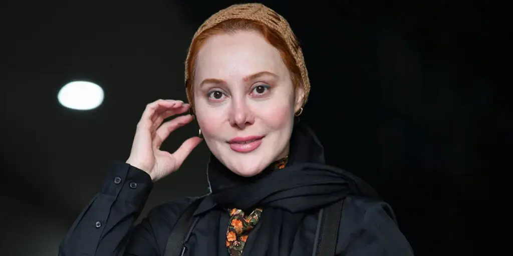 آرام جعفری در استایلی شگفت‌انگیز با کت و دامن ژاکارد مقابل دوربین ظاهر شد - وب‌گردی