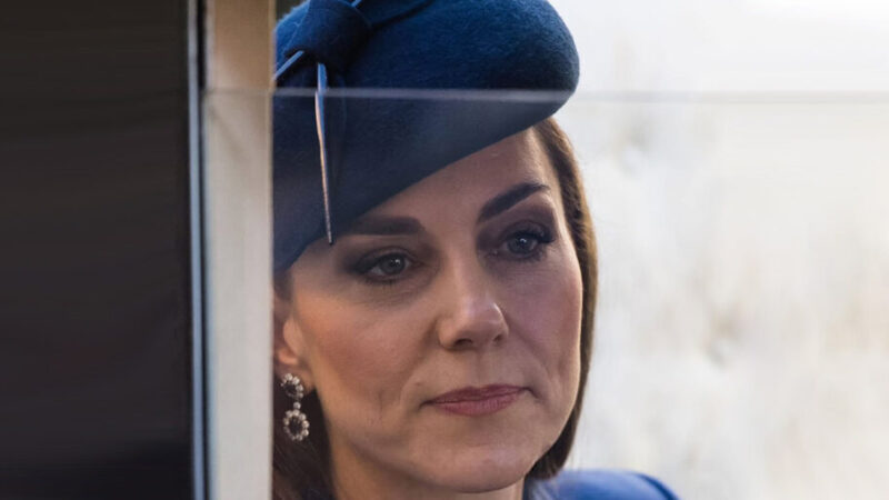 کیت میدلتون با پالتوی قهوه‌ای و چهارخانه، کریسمس امسال را گرم و شیک کرد!