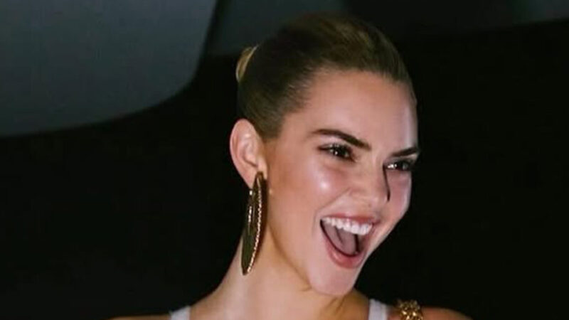 کندال جنر با تیپ کریسمسی قرمز براق، همه را مات کرد!