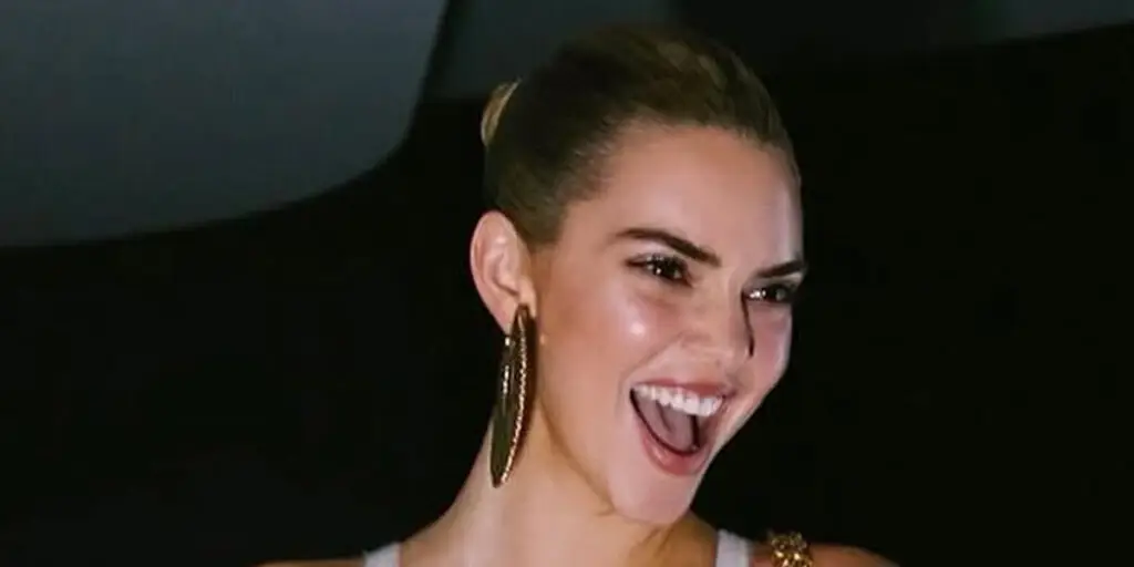 کندال جنر با تیپ کریسمسی قرمز براق، همه را مات کرد!