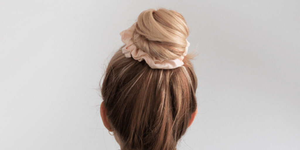 راز شینیون بی‌نظیر و بدون آسیب با یک کش ساده اسکرانچی!