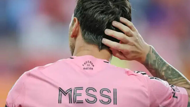 مسی در هند با هدیه‌ای 1.2 میلیون دلاری شوکه شد؛ ساعت لاکچری و توله شیری به نام او!