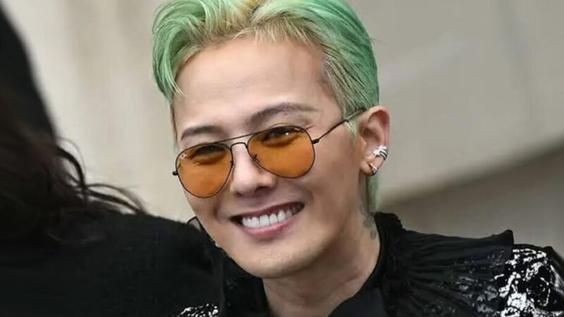 جی‌دراگون با روسری خاص مادربزرگش در فرودگاه؛ استایلی که همه را شگفت‌زده کرد!