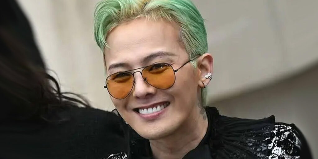 جی‌دراگون با روسری خاص مادربزرگش در فرودگاه؛ استایلی که همه را شگفت‌زده کرد!