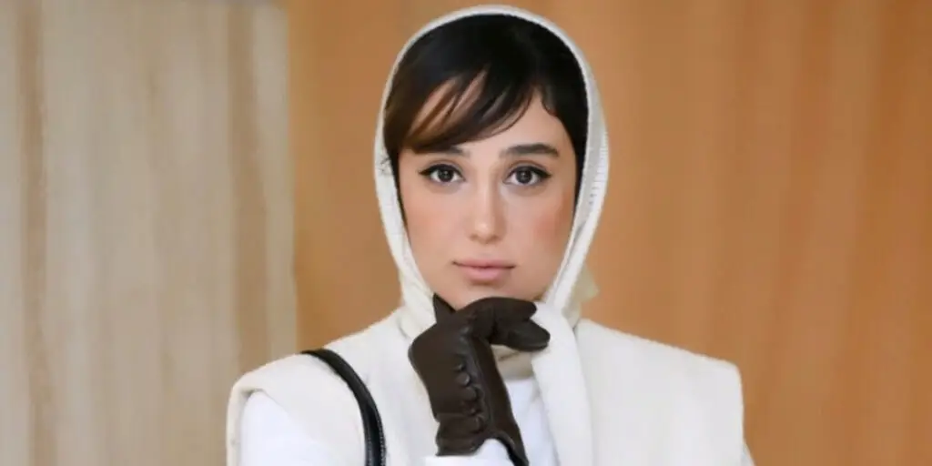 راز استایل خیره‌کننده ساقی حاجی‌پور با پالتوی قرمز در جشن حافظ ۱۴۰۴