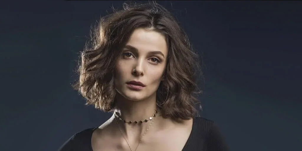 بوشرا دِوِلی از راز شگفت‌انگیز رفع پف چشم‌هایش پرده برداشت!