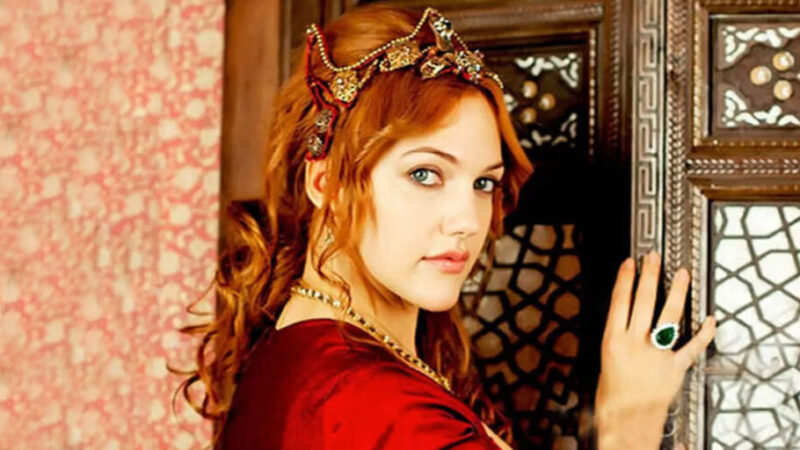 مریم اوزرلی در استایل کریسمسی مشکی و تورهای جذاب؛ راز جذابیت خرم سلطان در تعطیلات!