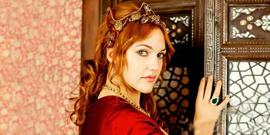 مریم اوزرلی در استایل کریسمسی مشکی و تورهای جذاب؛ راز جذابیت خرم سلطان در تعطیلات!