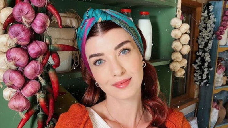 آسلیهان گونر با رژ لب قرمز درخشان، جذابیتش را به اوج رساند!