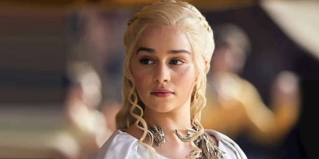 امیلیا کلارک، مادر اژدها، با لباس‌های گرم و شیک زمستانی همه را شگفت‌زده کرد!