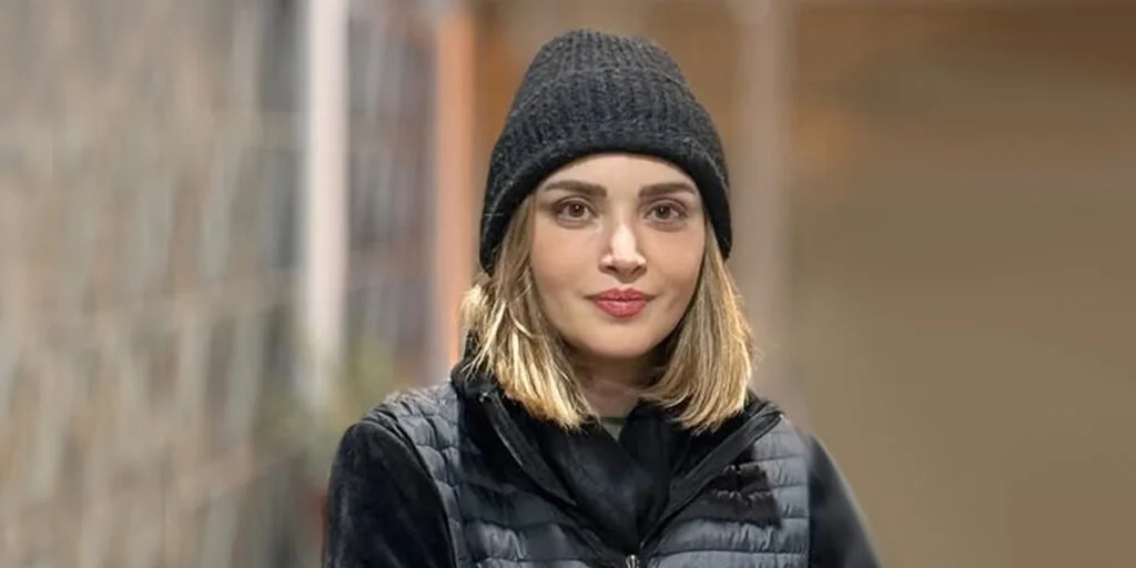 بهنوش طباطبایی با استایل مجلسی در کنار پدر و مادر؛ راز خوش‌پوشی از خانواده‌اش لو رفت!