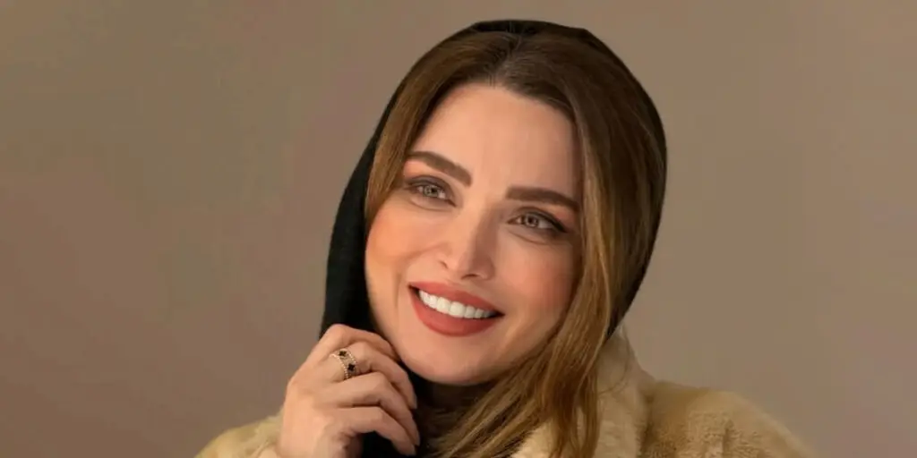 بهنوش طباطبایی با پیراهن درخشان و شلوغ جشن حافظ را بهت‌زده کرد!