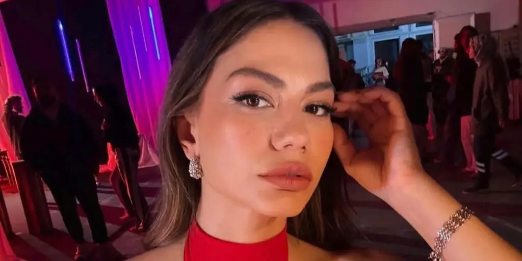 دمت اوزدمیر با ترکیب جسورانه کت رسمی و دامن توری همه را متحیر کرد!