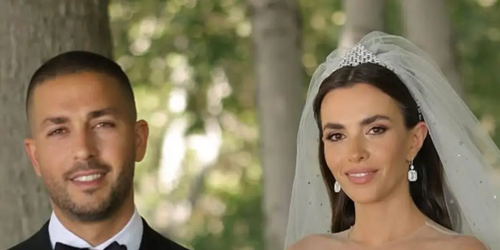 عروس الی صعب با استایل بارداری شیک در کنار درخت کریسمس دیده شد!