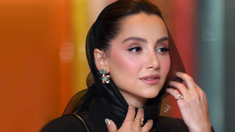 نازنین بیاتی با جین طرحدار و استایل جسورانه در نمایشگاه هنری همه را مات کرد!