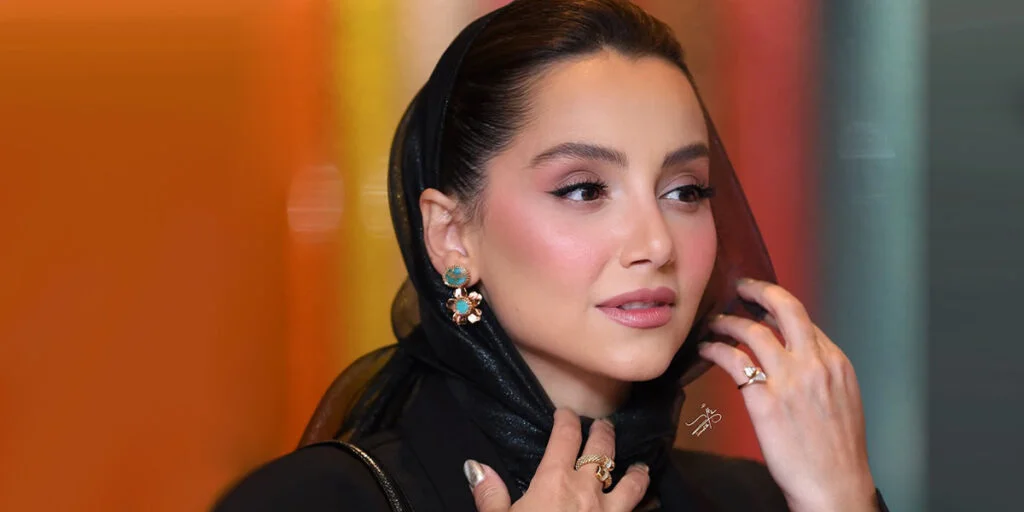 نازنین بیاتی با جین طرحدار و استایل جسورانه در نمایشگاه هنری همه را مات کرد!