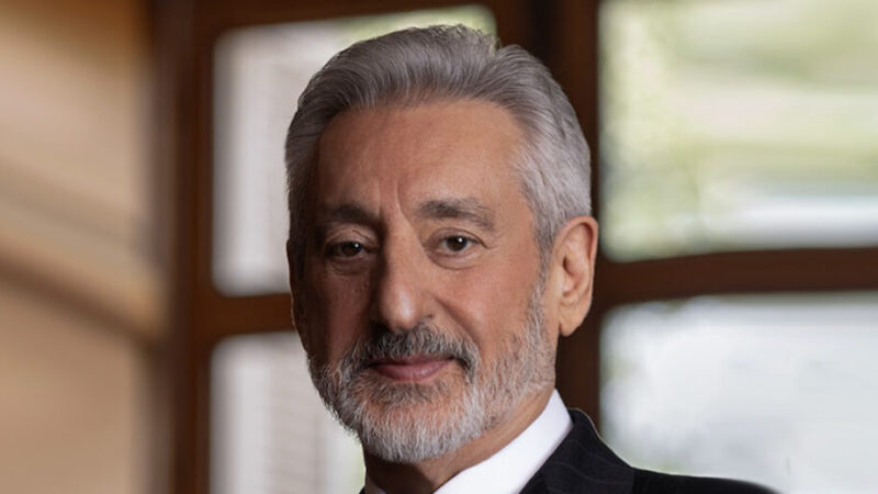 ابی پس از سال‌ها با استایل جوان‌پسندانه و کت‌وشلوار متفاوت، دوباره در قاب دوربین ظاهر شد!