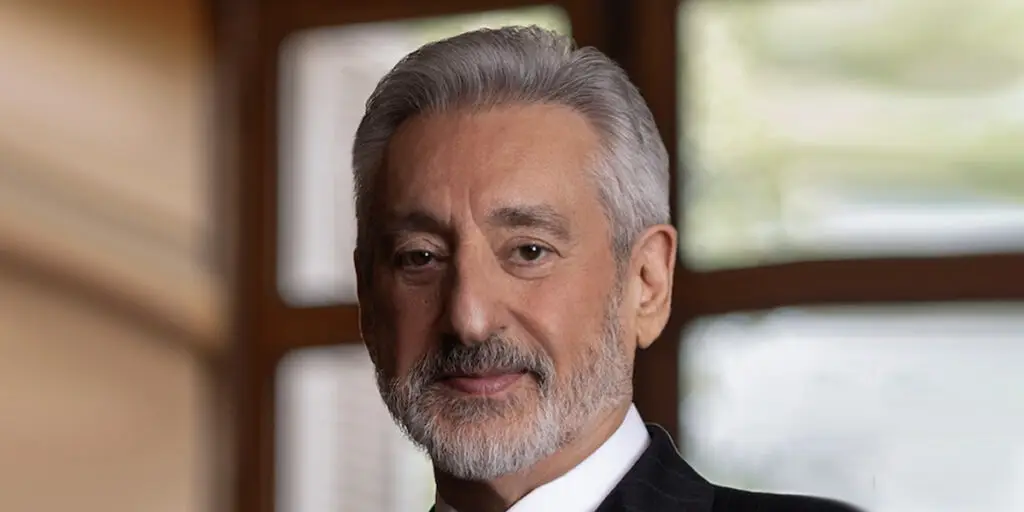 ابی پس از سال‌ها با استایل جوان‌پسندانه و کت‌وشلوار متفاوت، دوباره در قاب دوربین ظاهر شد!