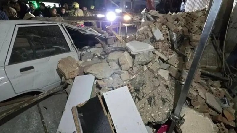 نجات معجزه‌آسا ۴ نفر از زیر آوار ریزش ساختمان سه‌طبقه در یافت آباد