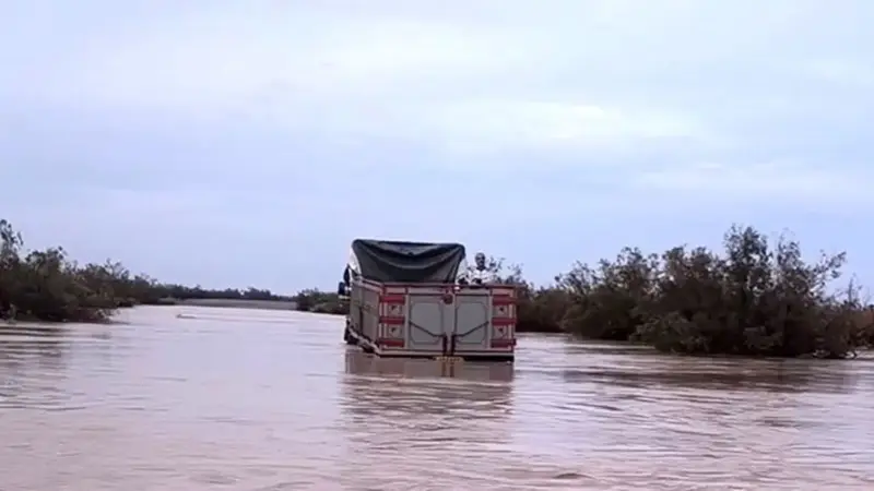 لحظاتی پرتنش و نفس‌گیر؛ راننده کامیون در دل سیلاب وحشتناک کرمان گرفتار شد!
