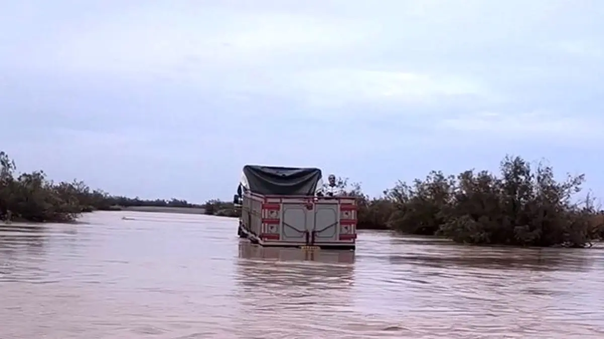 لحظه‌های نفس‌گیر گرفتار شدن راننده کامیون در سیلاب وحشتناک کرمان!
