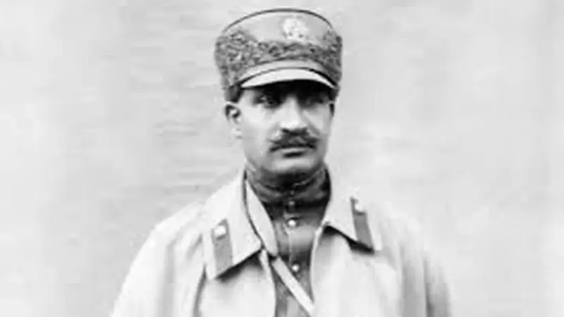 عکسی نادر از رضاشاه کنار رولزرویس؛ سفری به گذشته‌ای فراموش‌شده!