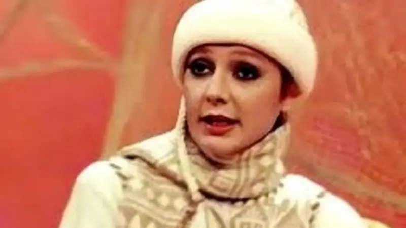 لحظه‌ای که گوگوش در مراسم خاکسپاری مهستی اشک ریخت؛ سفری احساسی به سال ۸۶