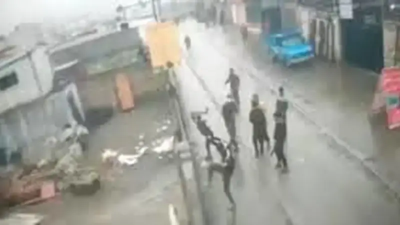 حمله وحشیانه اراذل و اوباش به شهروند بی‌دفاع در منزل‌آباد؛ جزئیات تکان‌دهنده ویدئو منتشر شده
