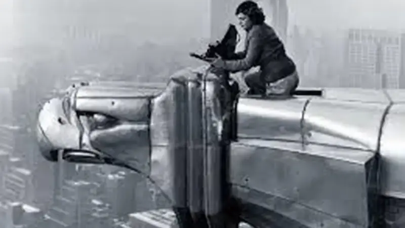 عکس نمادین روی جلد نخستین شماره مجله LIFE از زبان اولین عکاس زن جنگی!